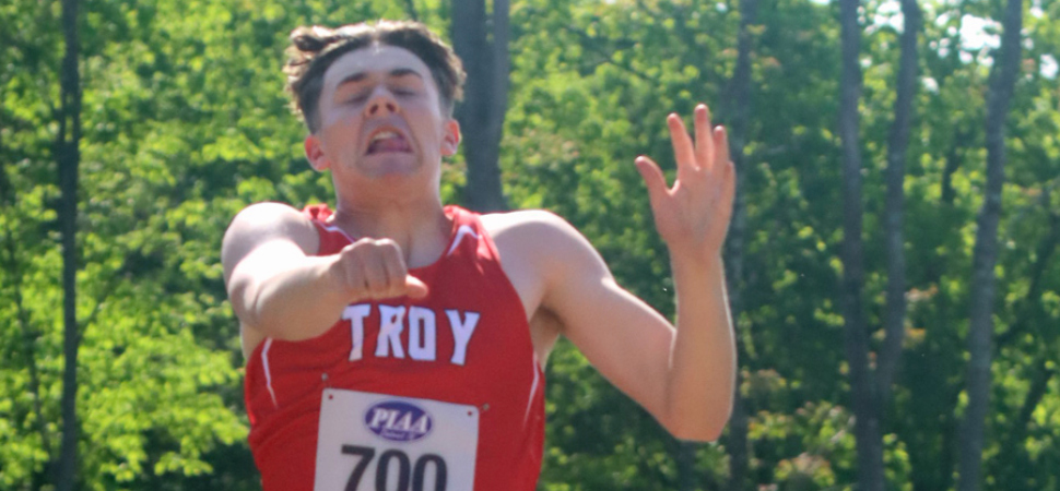 Warburton Defends D4 Long Jump Title