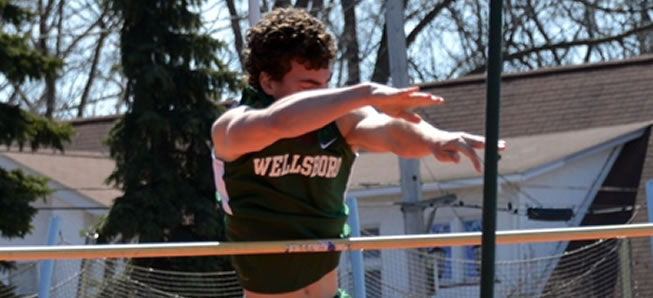 Track teams participate in Igloo Invite over weekend