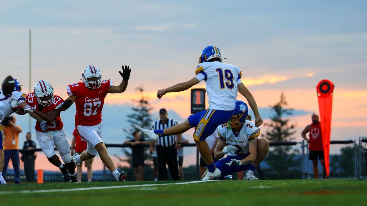 Loff’s 45-Yard Record Blast and Stifling Secondary Keep Crestwood at Bay in 19-6 Cougars Win