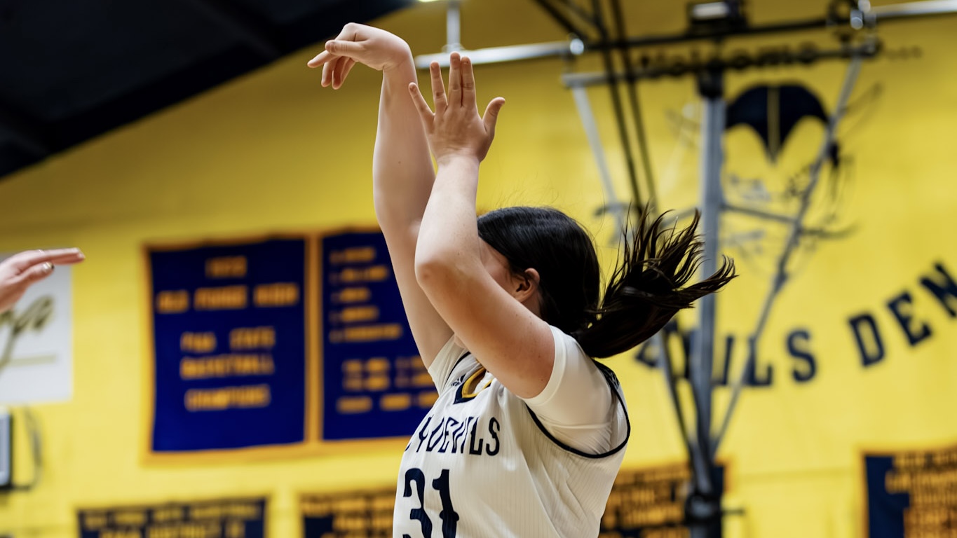 Arnold’s Fourth-Quarter Barrage Lifts Old Forge Past Lakeland, 51–41