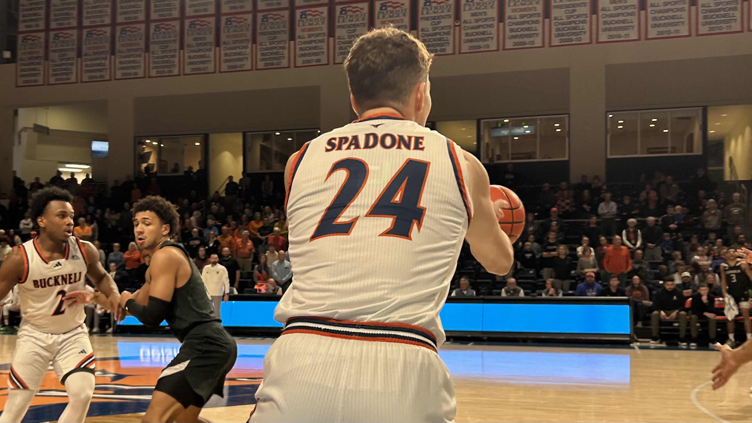 Bucknell men's basketball overcomes slow start to defeat Loyola (MD), 70-67